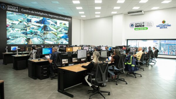 Agentes monitoram câmeras no centro de inteligência Smart Sanca em São Caetano