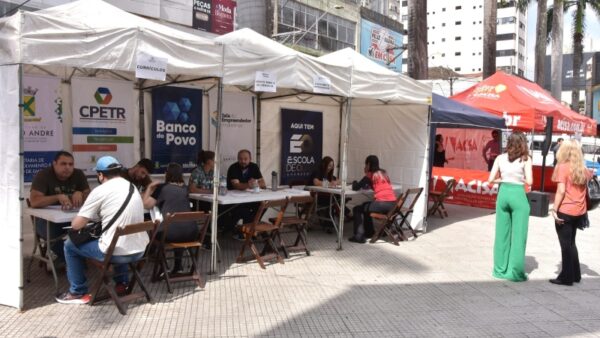 Tendas de atendimento móvel do Circuito Andreense de Empreendedorismo no Centro de Santo André