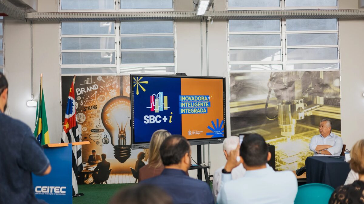Plateia assiste apresentação do programa SBC+i em telão