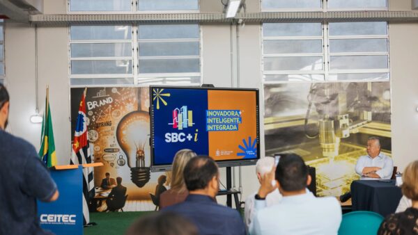 Plateia assiste apresentação do programa SBC+i em telão