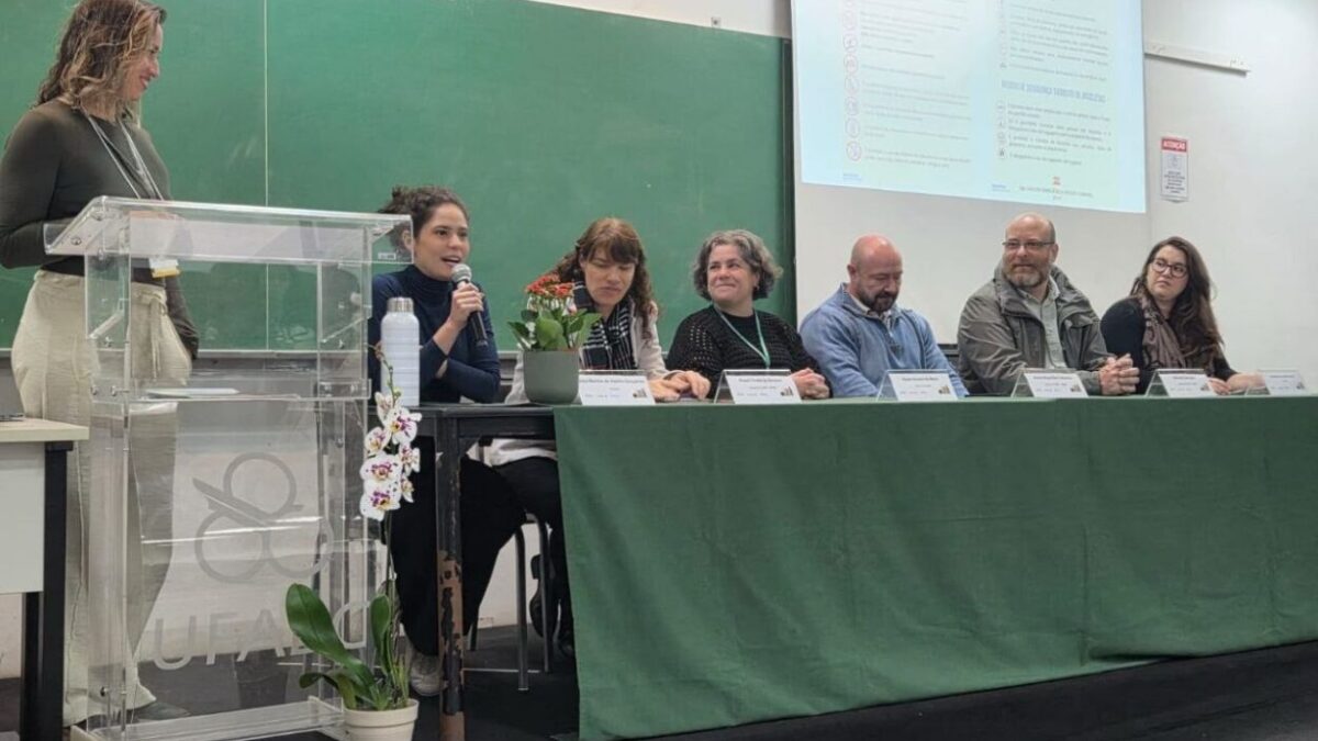 Painelistas sentados em mesa durante evento UFABC para MiN@s em Santo André