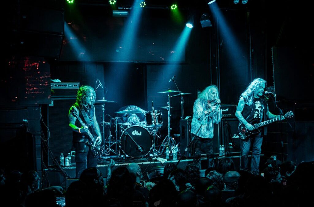 Banda Pentagram se apresenta ao vivo no palco
