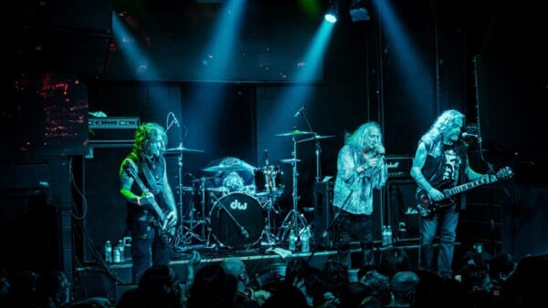 Banda Pentagram se apresenta ao vivo no palco