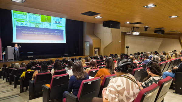 Plateia assiste palestra sobre desenvolvimento infantil em auditório de Diadema