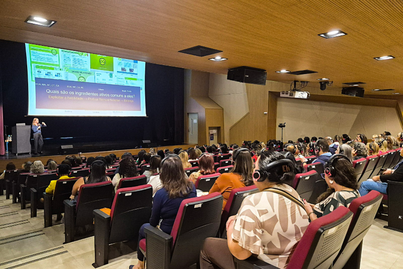 Plateia assiste palestra sobre desenvolvimento infantil em auditório de Diadema