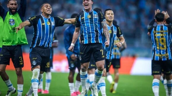 Jogadores do Grêmio comemoram gol em campo