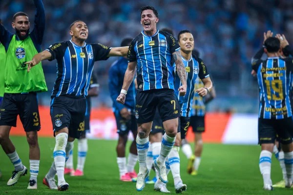 Jogadores do Grêmio comemoram gol em campo