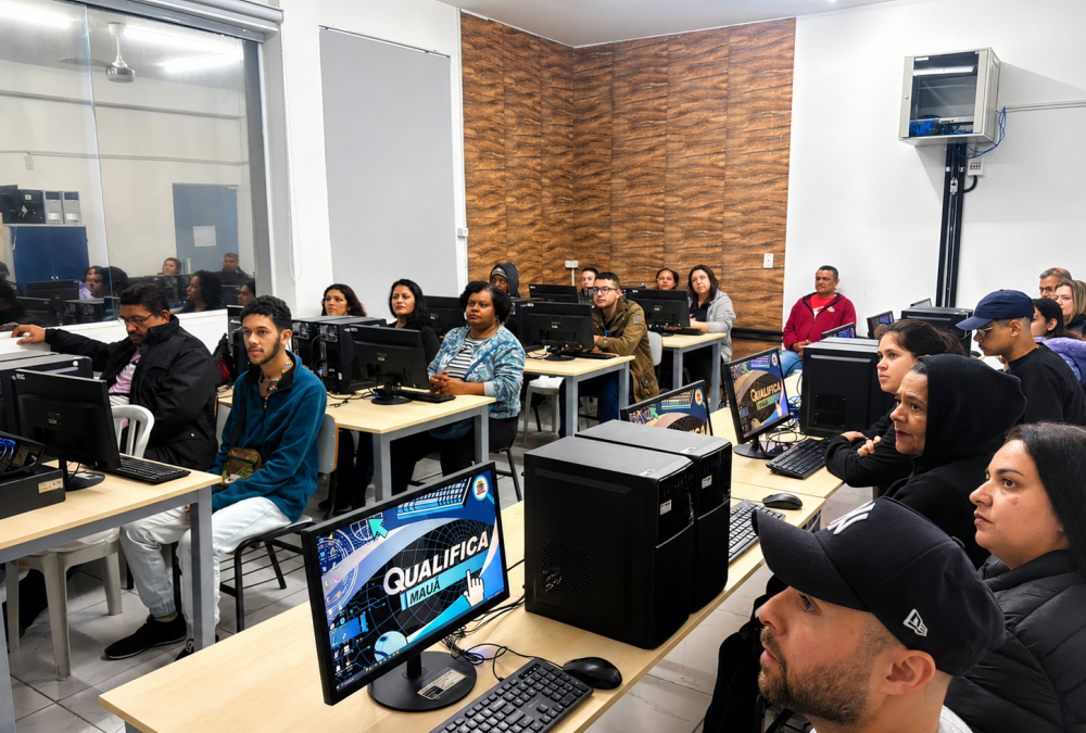 Alunos em sala de informática durante curso do programa Qualifica Mauá