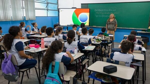 Alunos em sala de aula durante lição com professora em São Caetano