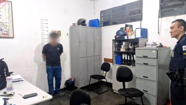 Suspeito detido em delegacia após ser flagrado com motocicleta de placa adulterada em São Bernardo