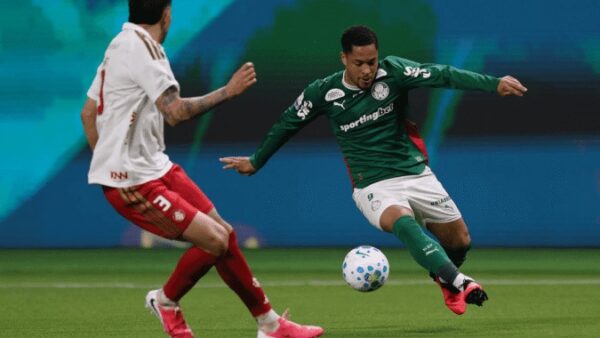 Jogadores de Palmeiras e Internacional disputam bola em partida no Allianz Parque