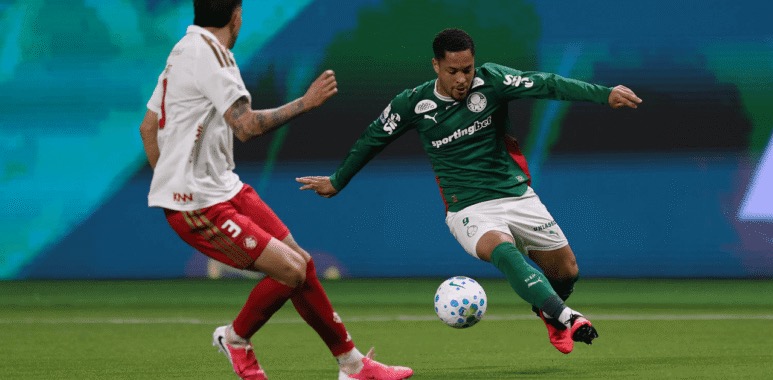 Jogadores de Palmeiras e Internacional disputam bola em partida no Allianz Parque