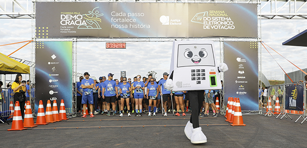 Largada de corredores na Corrida pela Democracia no Autódromo Internacional de Brasília