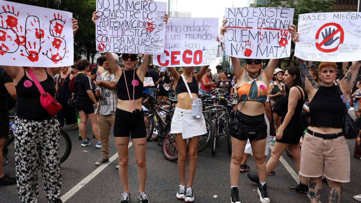 Manifestantes seguram cartazes contra a violência e o feminicídio em ato de rua