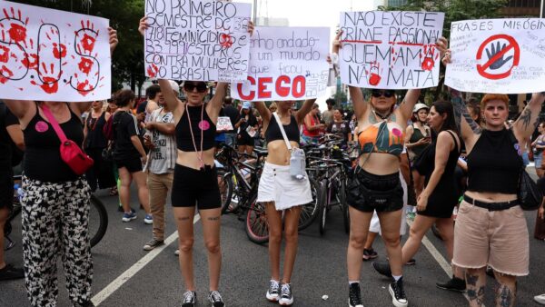 Manifestantes seguram cartazes contra a violência e o feminicídio em ato de rua