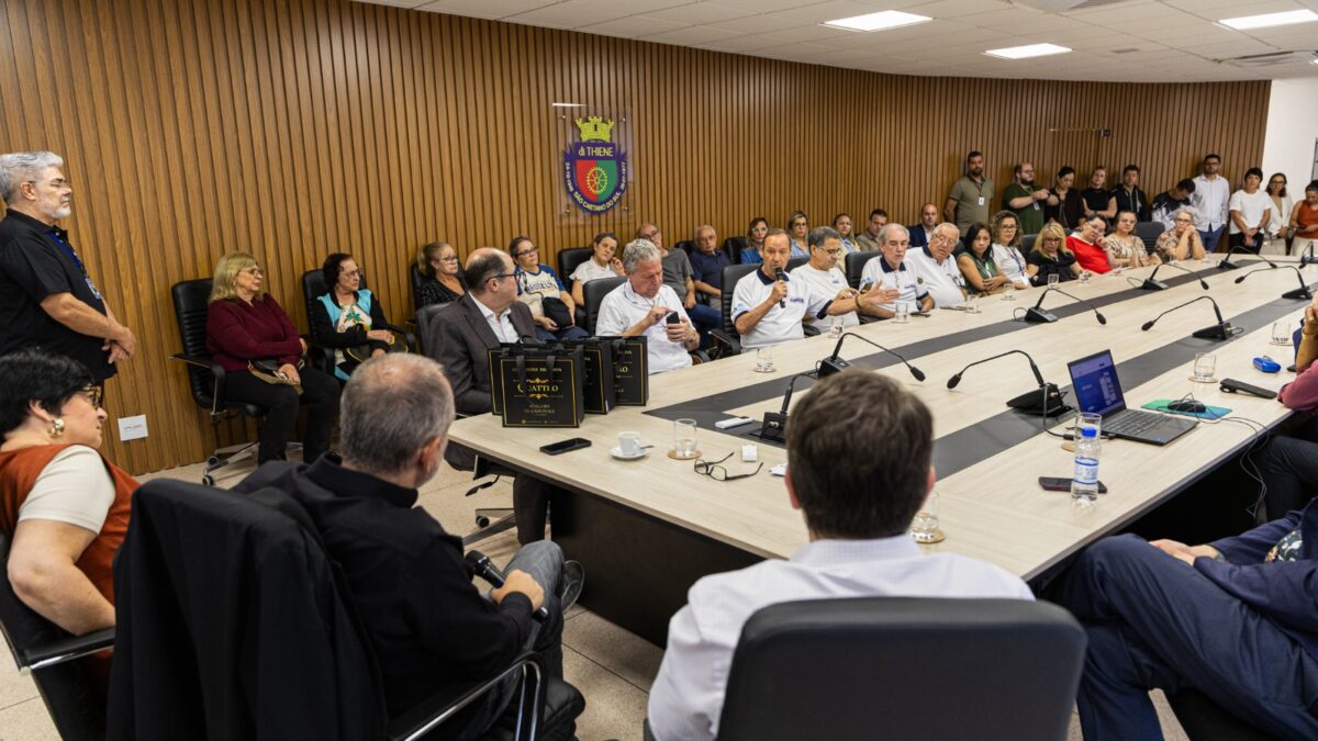 Prefeito e lideranças comunitárias reunidos em auditório durante encontro do Programa São Caetano de Ponta a Ponta