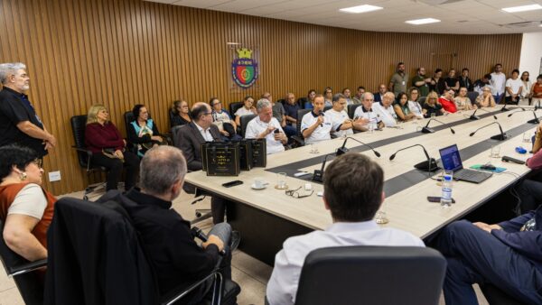 Prefeito e lideranças comunitárias reunidos em auditório durante encontro do Programa São Caetano de Ponta a Ponta