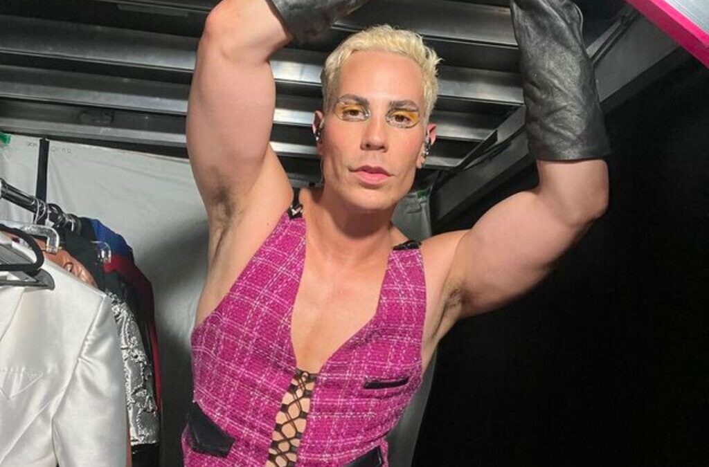 Christian Chávez em pose de bastidores com figurino rosa da Para Siempre Tour