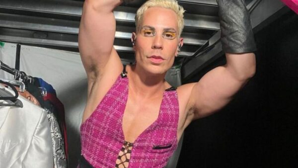 Christian Chávez em pose de bastidores com figurino rosa da Para Siempre Tour