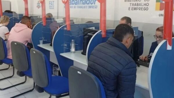 Pessoas sendo atendidas em guichês de posto de emprego do Ministério do Trabalho