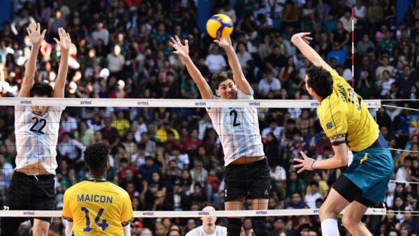 Jogadores de Brasil e Argentina disputam bola no bloqueio durante final da Copa Sul-Americana de vôlei