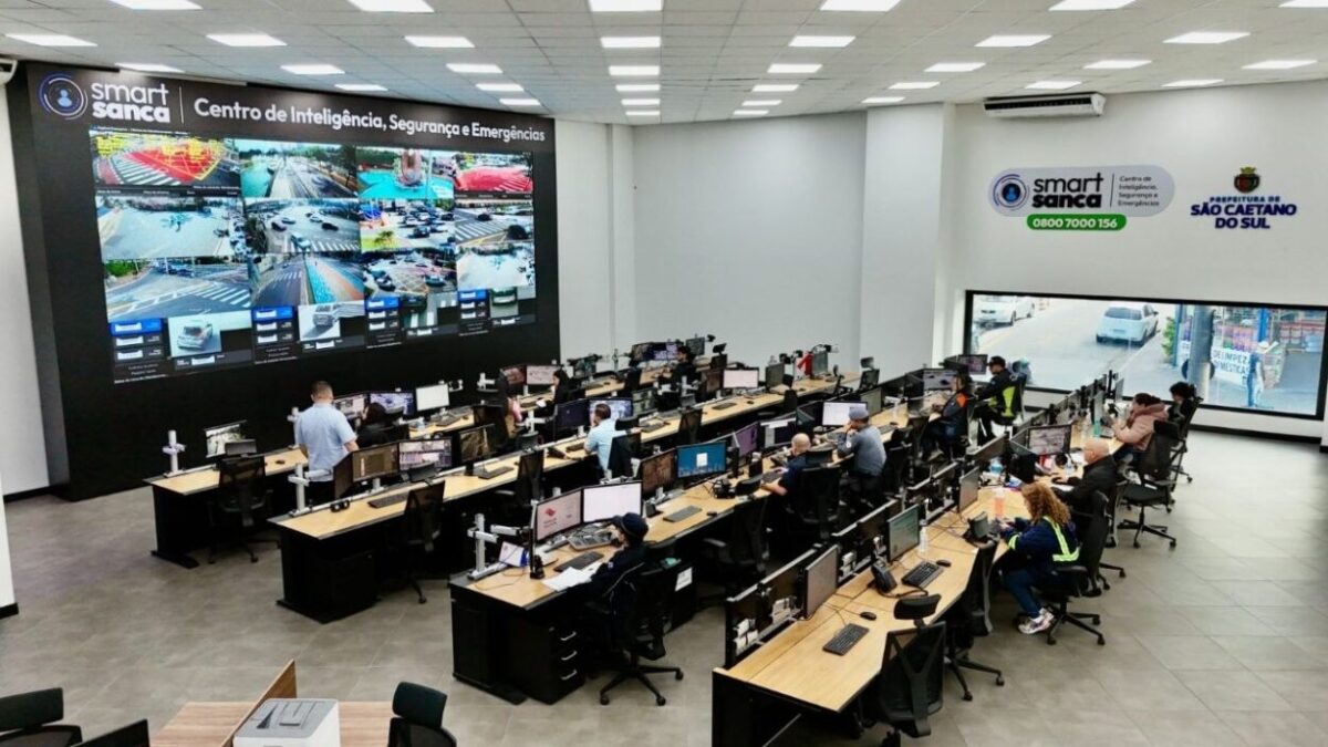 Sala de monitoramento do Smart Sanca com operadores em frente a telas de câmeras de segurança