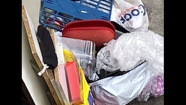Sacos e materiais recicláveis acumulados na calçada por falta de coleta em Diadema