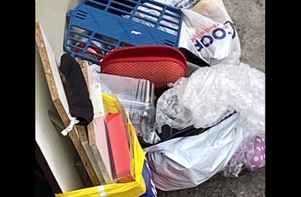 Sacos e materiais recicláveis acumulados na calçada por falta de coleta em Diadema