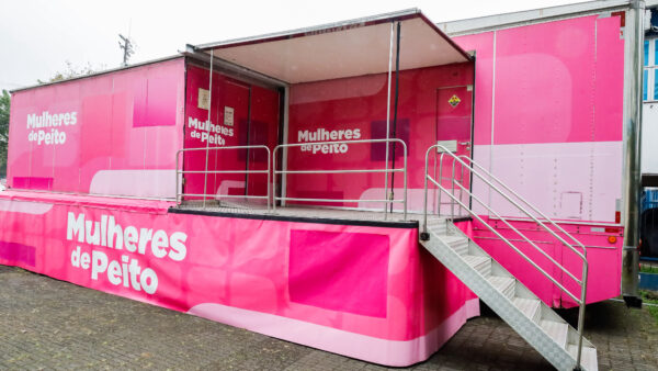 Carreta cor-de-rosa Mulheres de Peito estacionada para exames de mamografia gratuitos