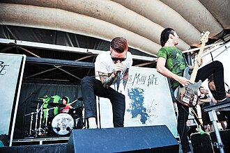Banda Memphis May Fire se apresentando ao vivo em festival