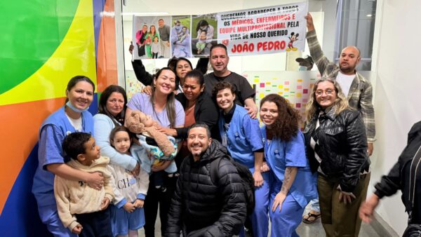 Família e equipe médica comemoram alta hospitalar de bebê no Hospital de Urgência de São Bernardo