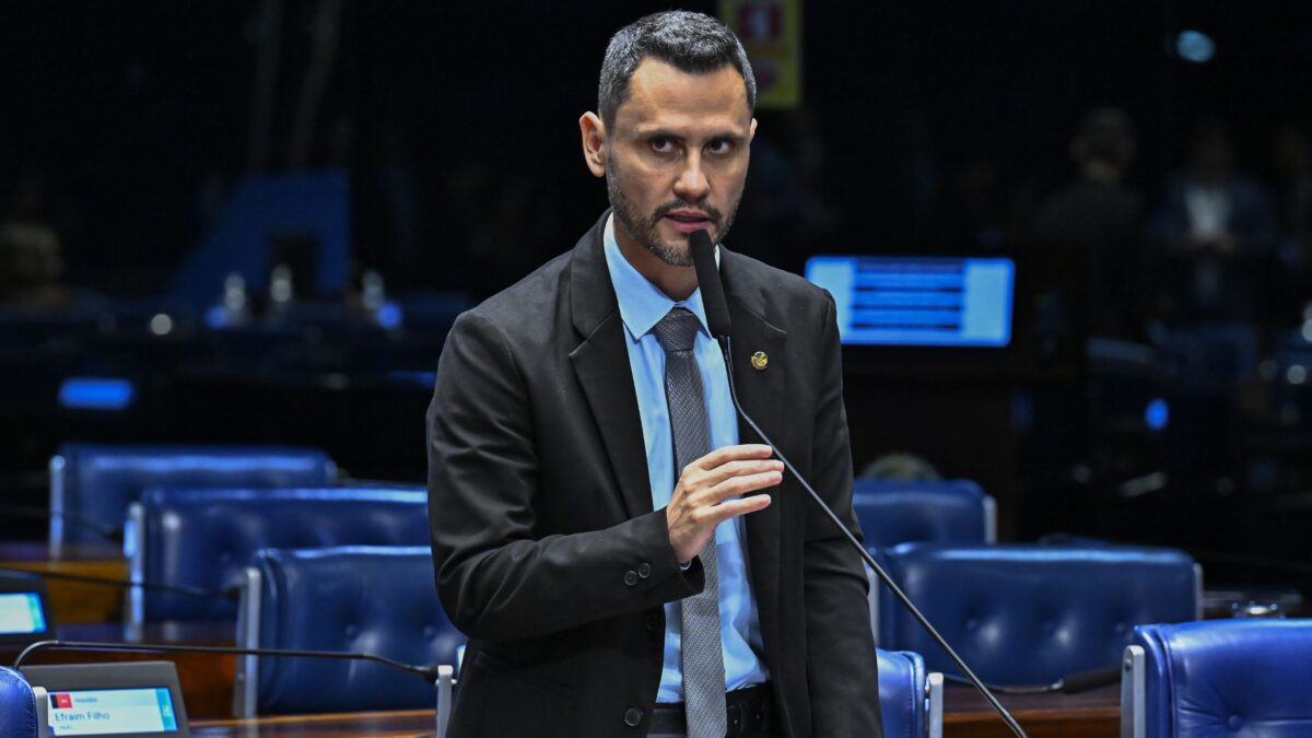 Senador Cleitinho discursando ao microfone no plenário do Senado