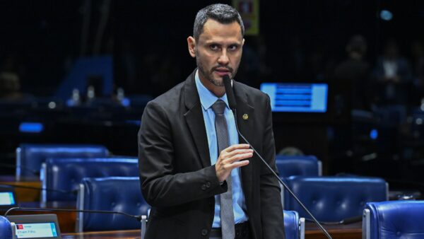Senador Cleitinho discursando ao microfone no plenário do Senado