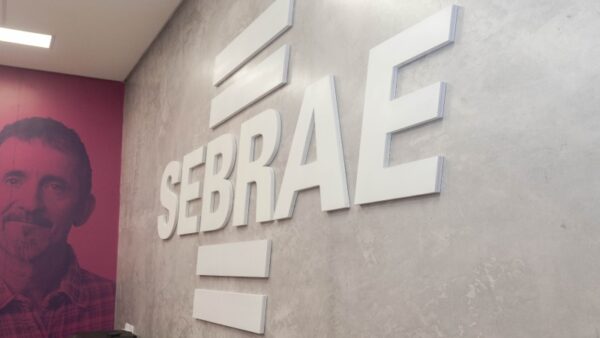 Logo do Sebrae na parede da sede em Santo André