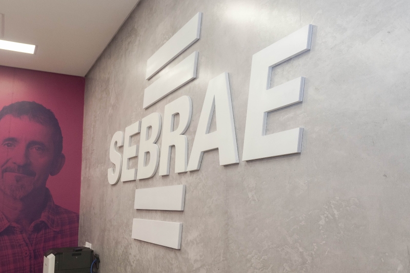 Logo do Sebrae na parede da sede em Santo André