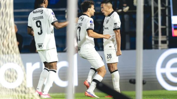 Jogadores do Atlético-MG comemoram gol contra o Bragantino pela Sul-Americana