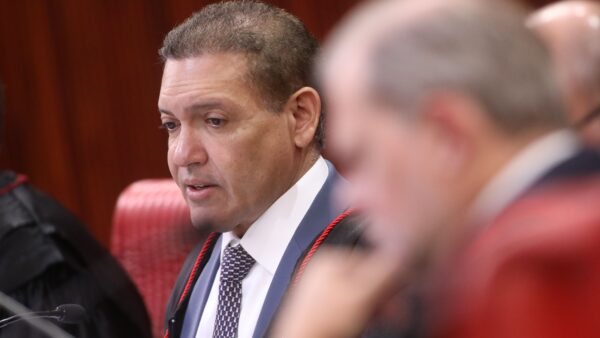 Ministro Kassio Nunes Marques durante sessão de julgamento no TSE