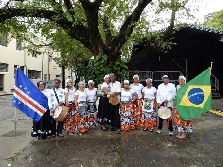 Grupo cultural cabo-verdiano com bandeiras de Cabo Verde e Brasil em Santo André