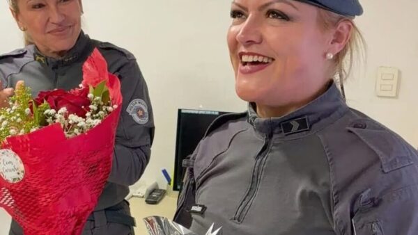 Sargento Rosangela Reismann recebe buquê de flores em cerimônia de despedida da PM em Diadema