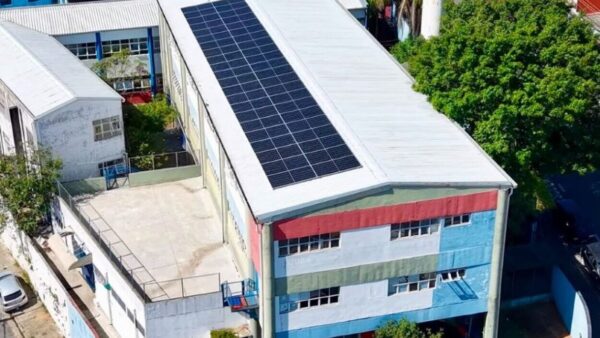 Vista aérea de painéis de energia solar instalados no telhado de escola municipal de Mauá
