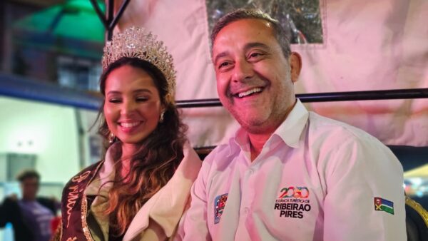 Prefeito Guto Volpi e Princesa do Chocolate em passeio de carruagem na abertura do Festival do Chocolate de Ribeirão Pires