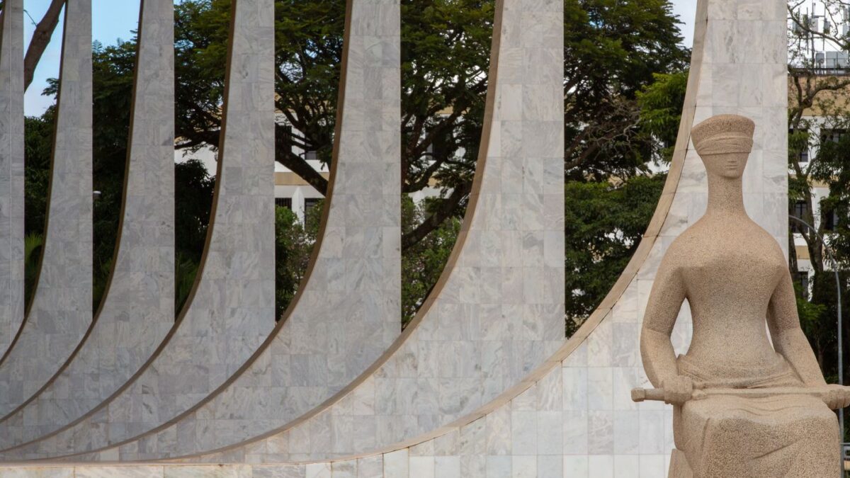Fachada do STF em Brasília com a estátua da Justiça