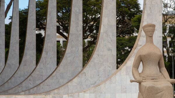 Fachada do STF em Brasília com a estátua da Justiça