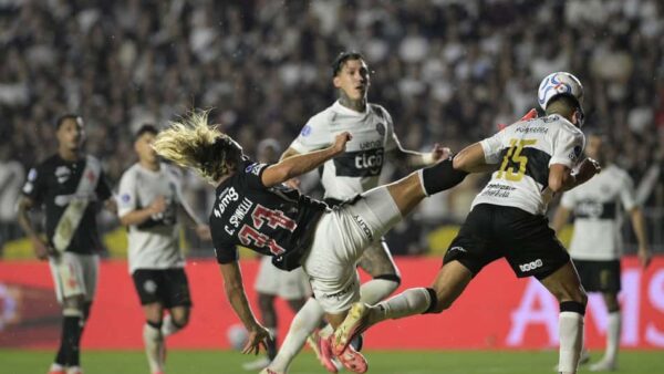 Jogadores disputam bola pelo alto em Vasco x Olimpia em São Januário