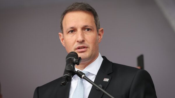 Guilherme Derrite discursando ao microfone