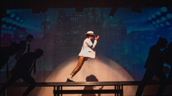 Ator caracterizado como Michael Jackson se apresenta no palco do Teatro Municipal de Santo André