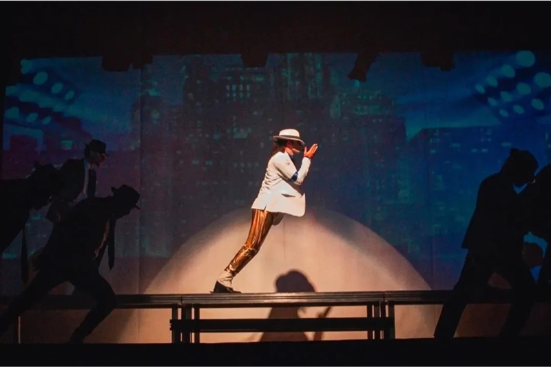 Ator caracterizado como Michael Jackson se apresenta no palco do Teatro Municipal de Santo André