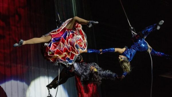 Bailarinos suspensos por cabos durante espetáculo de dança aérea Correnteza