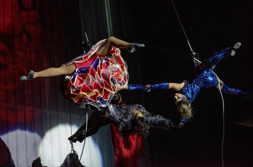 Bailarinos suspensos por cabos durante espetáculo de dança aérea Correnteza
