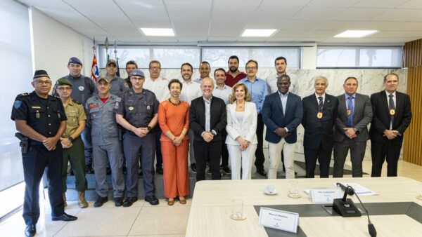 Prefeito e representantes das forças de segurança posam em cerimônia de entrega de subvenções no Palácio da Cerâmica